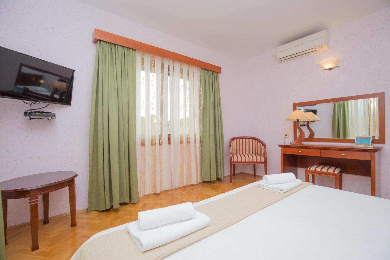 Rooms Plava Laguna Primosten Exterior photo